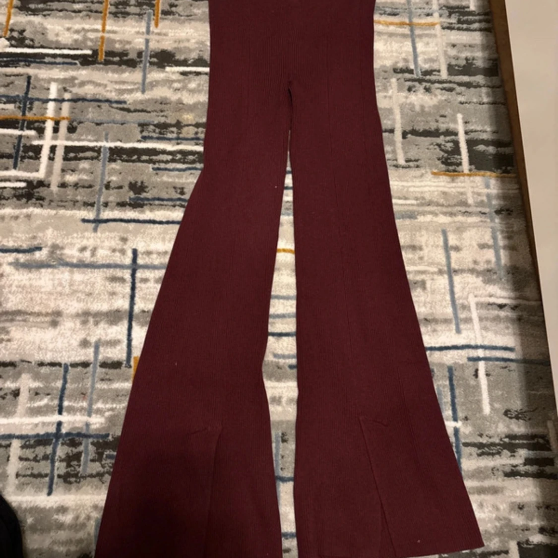 Mörkröda ribbade bootcut byxor