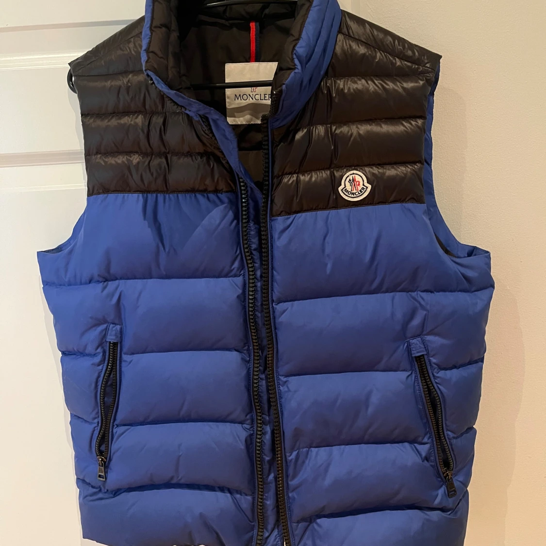 Blå och svart dunväst från Moncler