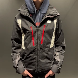 Helly Hansen jacka - Nypris 2300 kr mitt pris 599. 😁 väldigt snygg jacka. 