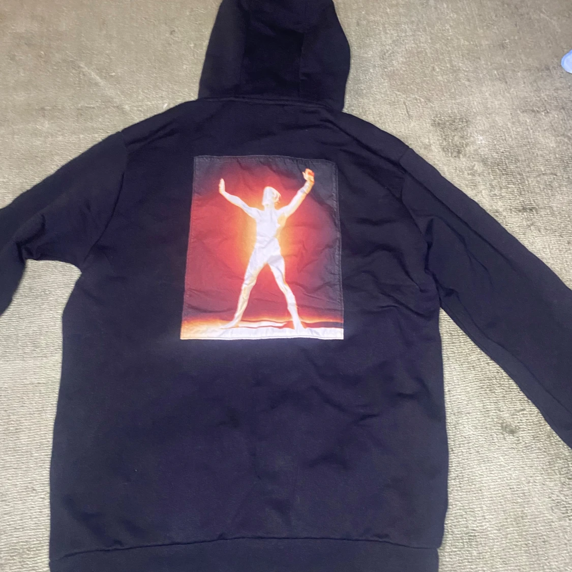 Svart hoodie från DUST med tryck - 2