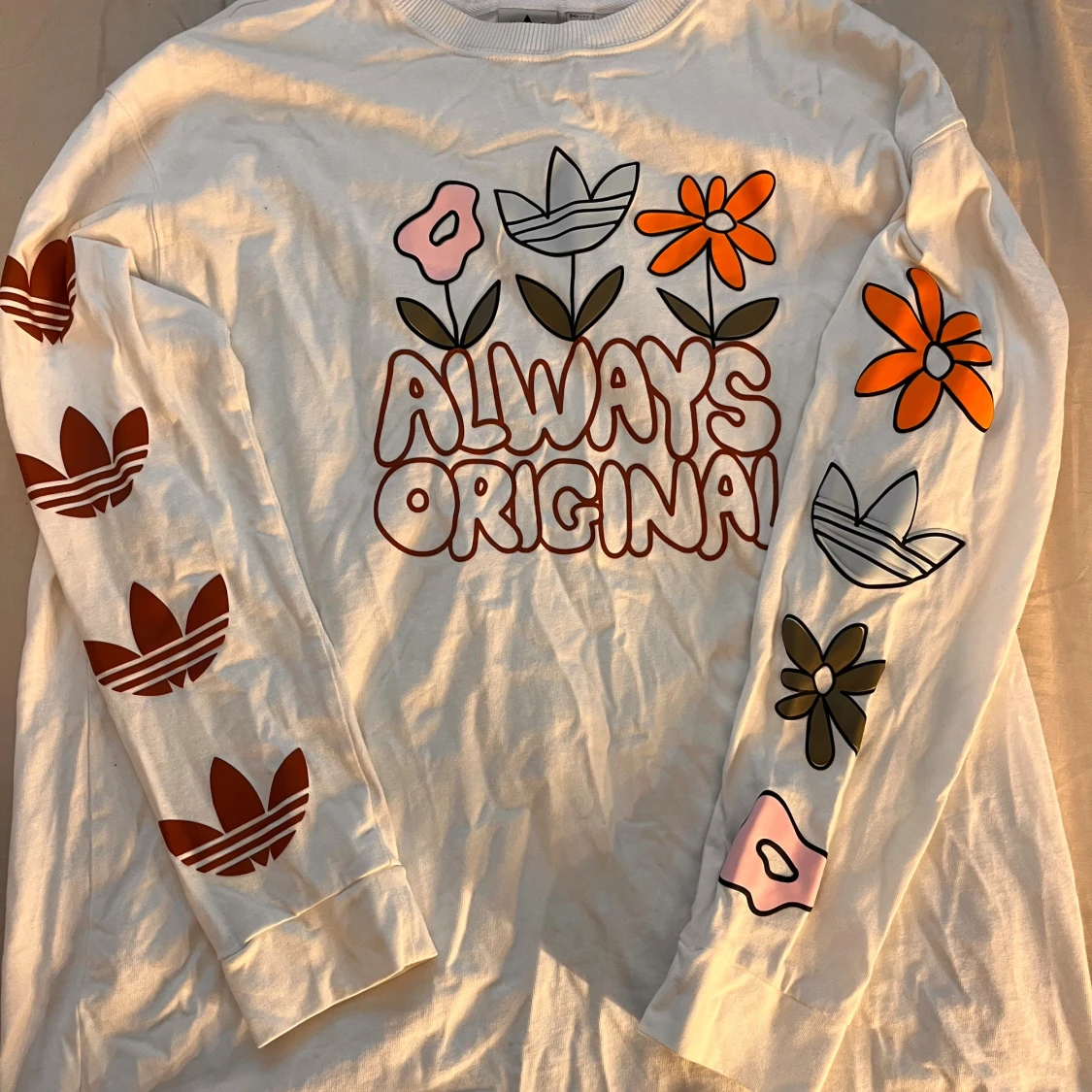 Vit långärmad Adidas tröja med blommor - 2