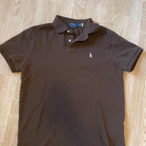 Brun pikétröja från Polo Ralph Lauren - Vanlig piké från Ralph Lauren, säljs pga fel storlek