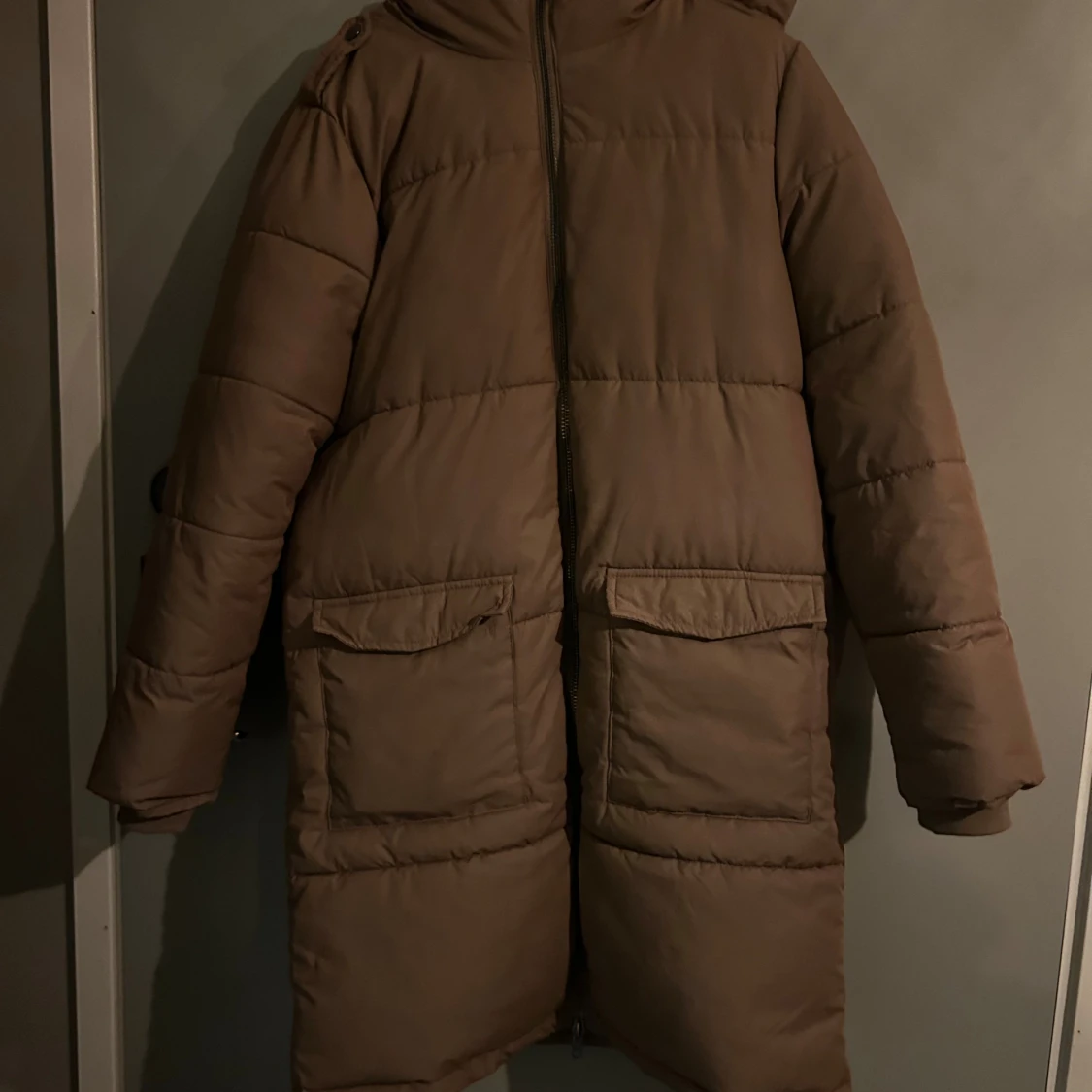 Beige lång pufferjacka med huva vinterjacka