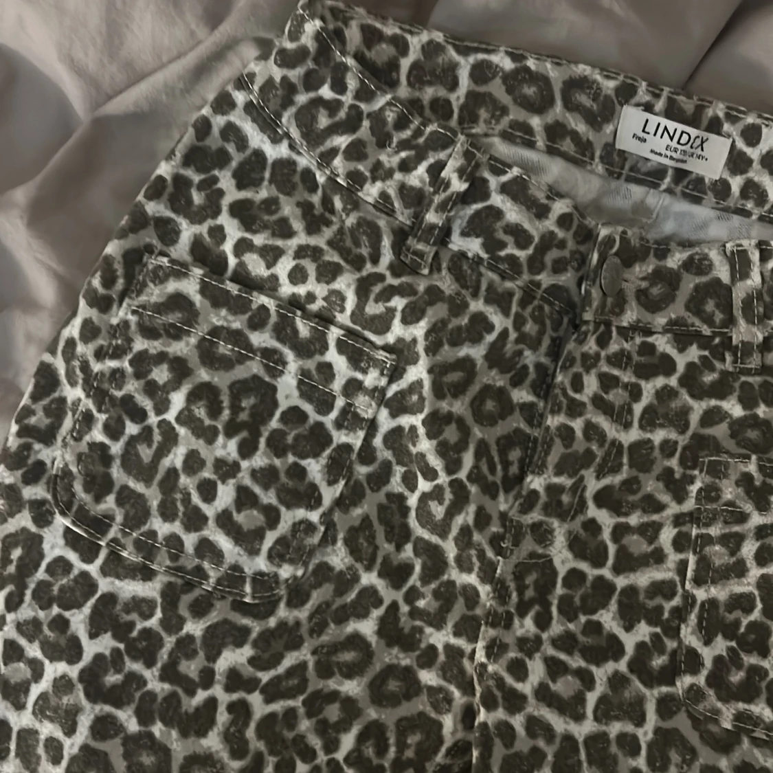 Leopardmönstrade bootcut jeans från Lindex - 1
