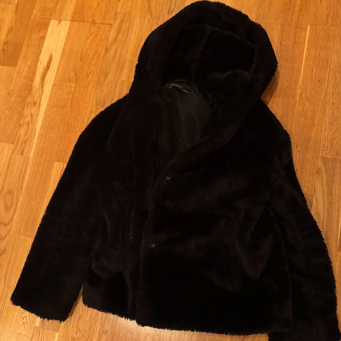 Svart pälsjacka med huva - 1