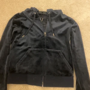  Juicy Couture - Mörkblå kofta från Juicy. stl s. Nyskick. nypris 1200