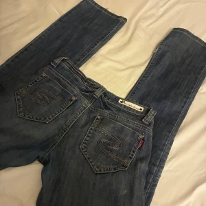 lågmidjade bootcut Paris Hilton jeans - säljer dessa coola lågmidjade Paris Hilton jeans! Storlek 32-34❣️köpta för 1200 i butik
