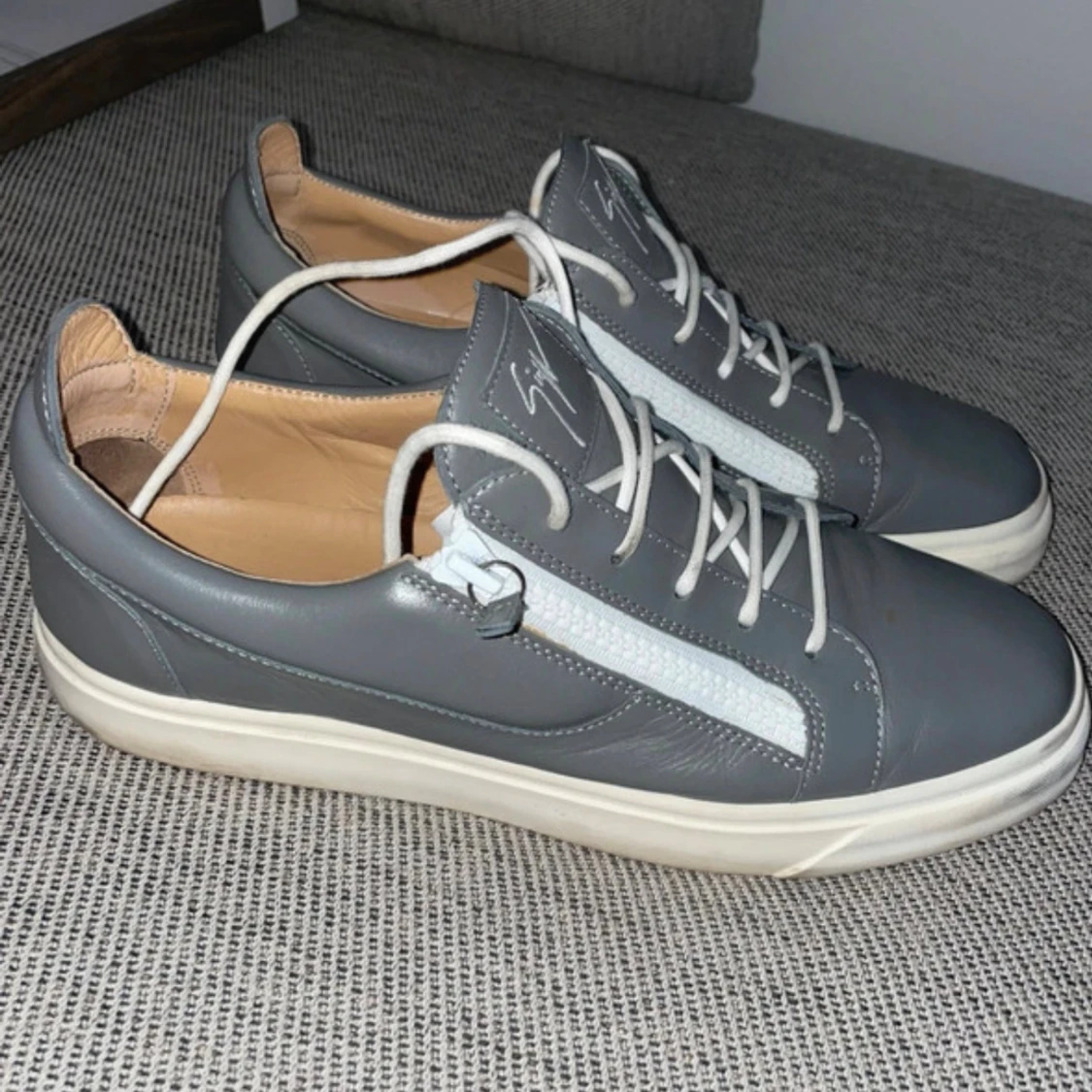 Grå sneakers från Giuseppe Zanotti - 1