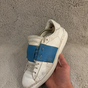 Valentino open  - Säljer ett par valentino open i storlek 40/2 men är väldigt stora u storleken dom är i helt okej skick har du några frågor eller funderingar hör av dig 