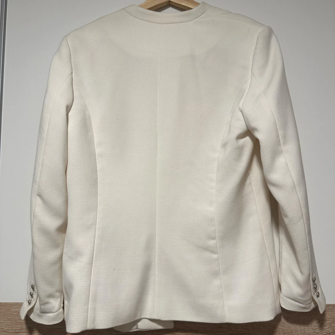 Vit kavaj med silvriga knappar H&M - 2