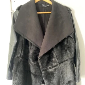 Svart pälsjacka - Snygg svart pälsjacka från Esmara X Heidi Klum med superlen päls och coola skinnärmar