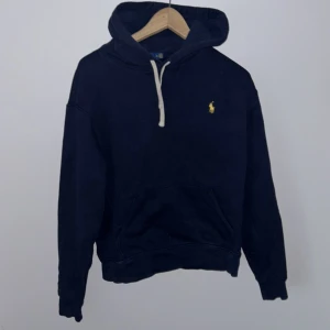 Mörkblå hoodie från Polo Ralph Lauren - Riktigt stilren Raulph Lauren hoodie. Passar till nästan alla outfits.Storleken är M men passar S.Priset står inte skrivit i sten!!!