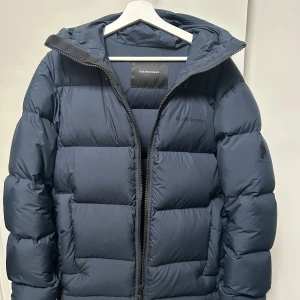 Mörkblå Peak Performance jacka - Säljer nu min mörkblåa vinterjacka från Peak Performance, anledningen till att jag säljer den är för att den inte kommit till användning. Så den är i nyskick. Vid frågor så är det bara att höra av sig. 