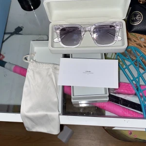 Chimi  glasögon med fodral - Säljer ett par stilrena svarta chimi glasögon med klassisk form. Kommer med original svart fodral och vit tygpåse. Perfekt för dig som vill ha en ikonisk look med ett känt märke.