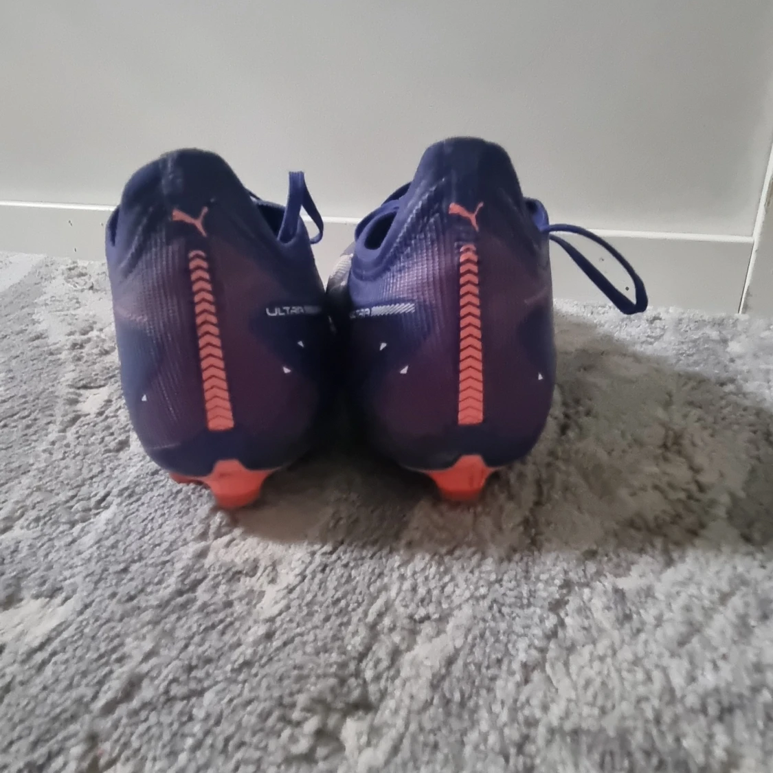 Blå fotbollsskor med rosa  detaljer - 4