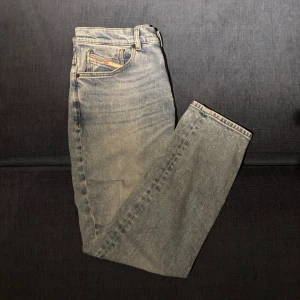 Jeans från Dieasel Industry - Jag säljer jeans från Diesel Industry! De är i midjan 84 cm och längden är 102 cm. (Ungefär W32 och L32) De är i grymt skick, men om du vill ha fler bilder så är det bara att fråga! Har du några andra frågor kan du skriva👋 Priset kan diskuteras!