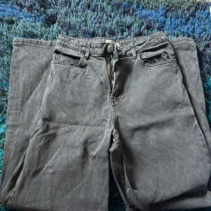 Svarta jeans  - Storlek 170/14y+ i barn storlek. Baggy jeans, är ca 168 cm och har s i jeans och dom passar mig. Dom är ganska tvättade