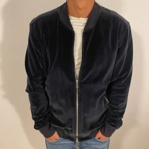 Limitato jacka - Snygg och elegant Limitato velvet bomber jacka i storlek S. Pris kan diskuteras vid snabb affär.