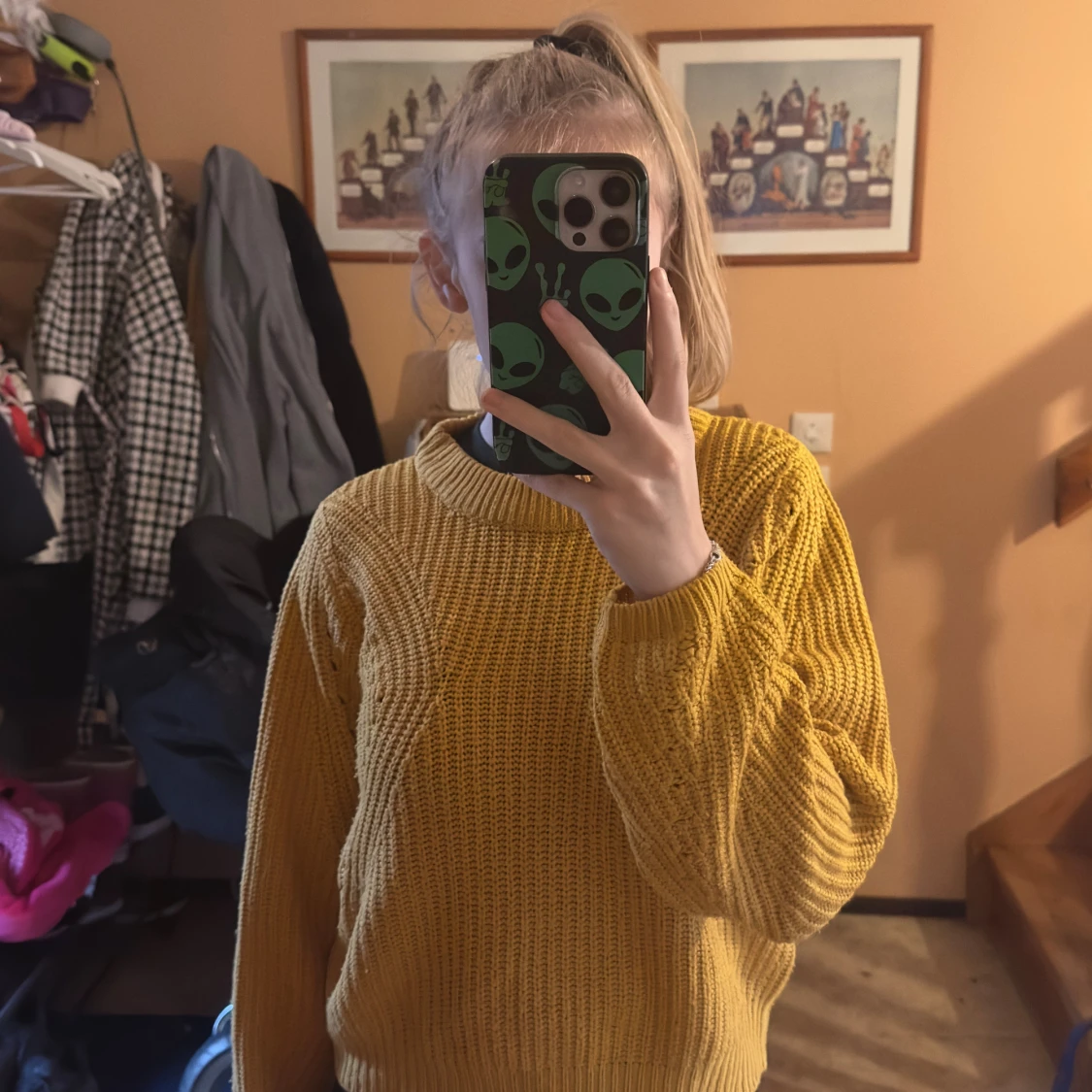 Gul stickad tröja med rund hals