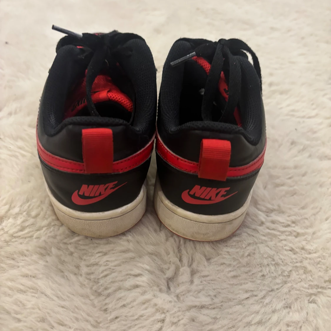 Nike Jordan 1 Low svart/röd 37 - 1