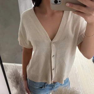 Stickad topp - Super fin stickad topp med silvriga knappar🥰