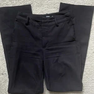 Svarta kostymbyxor  - Snygga svarta kostymbyxor i klassisk modell🤍      Perfekt till både skola, jobb, fest eller mer uppklädda outfits. Lätt att styla med skjorta, topp eller kavaj. Byxorna är i fint skick och sparsamt använda. 