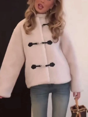 Beige teddy-buckle jacket - Eftertraktad o sälj inte längre, nypris 800kr 🥹💞SÅ SNYGG