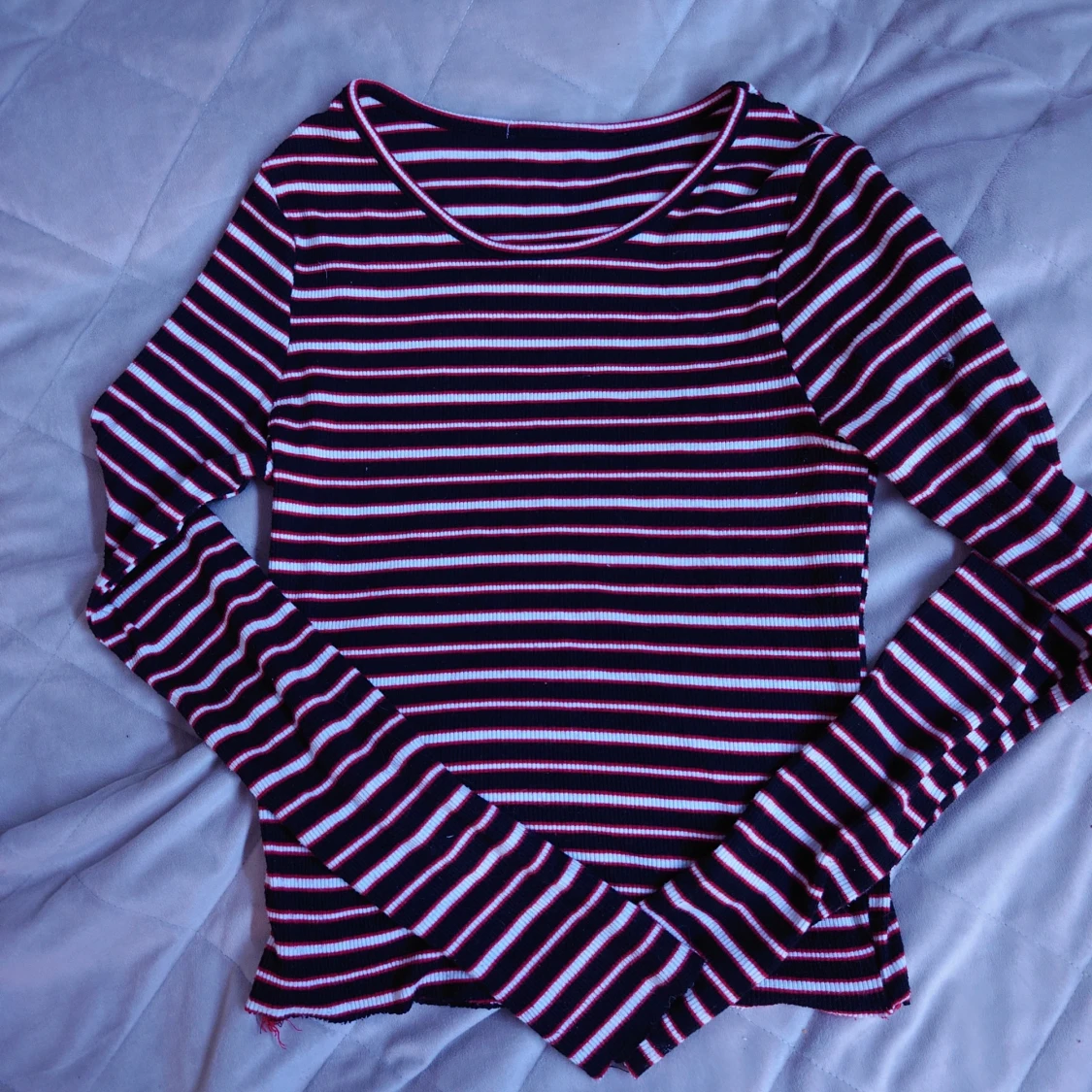 Randig långärmad topp.