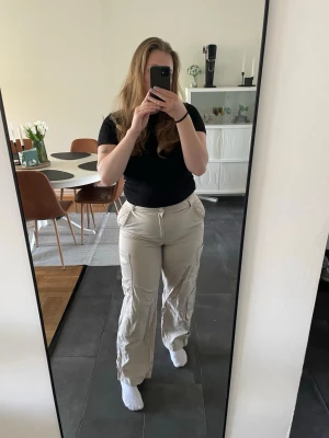 Beiga cargobyxor - Beiga cargobyxor från H&M i nytt skick, många fickor och lagom långa. 💕