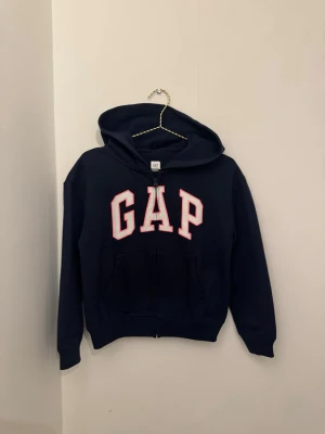 Marinblå GAP hoodie. - En mörkblå GAP hoodie helt oanvänd.