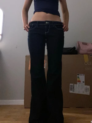 Lågmidjade jeans - Assnygga lågmidjade jeans från Ginatricot. Perfekt skick! Skriv för midjemått å innerbenslängd❤️