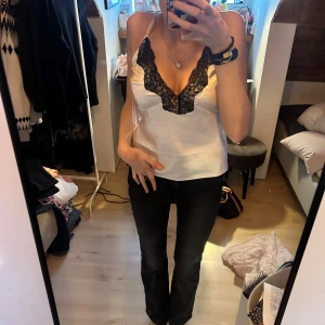 Svarta bootcut/flared jeans från only - Säljer ett par svarta jeans med bootcut-snitt. De har en klassisk femficksdesign och är tillverkade i ett mjukt jeansmaterial som sitter skönt. Passformen är normal och benen är lätt utsvängda nedtill för en snygg siluett. Obs! liten fläck på innerlår, ej synlig med jeans på 