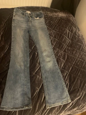 Ljusblå bootcut jeans med låg midja - Säljer ett par ljusblå jeans från Denim by Skill i storlek 158 med bootcut-modell och låg midja. Jeansen har fickor både bak och fram, dragkedja och knapp framtill. Jeansen är i väldigt bra skick men har tecken på användning. Pris kan diskuteras vid snabb affär. ordinarie pris: 200kr Frågor? Skriv till mig💕