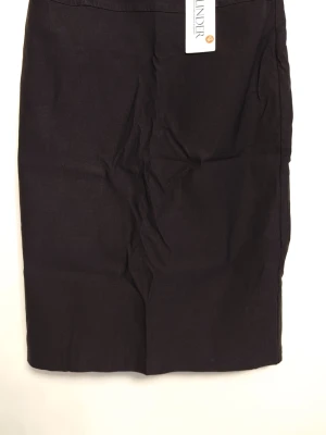 Svart pennkjol från Glinder storlek Medium  - Oanvänd med lappen kvar. Säljer en stilren svart pennkjol från Glinder med en liten slits baktill. Storlek Medium 38/40. Kjolen har figurnära passform och är tillverkad i ett stretchigt material. Dold dragkedja och hyska baktill. Längd ca 64 cm. Katt finns i hemmet.