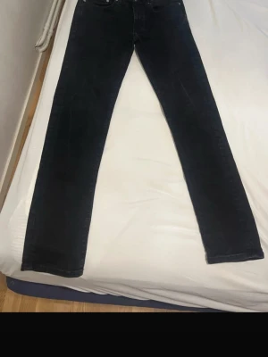 Black Slim Fit Jeans – Dressmann - ✨ Black slim fit jeans from Dressmann in size 29/32. Classic, versatile style perfect for everyday wear — pairs easily with tees, shirts, or sweaters. 👖 These jeans are in great condition, with minimal signs of wear. The slim fit gives a modern silhouette without being too tight. 📏 Waist: 29 | Length: 32 📍 Color: Black 🔹 Comfortable, durable denim that stays stylish year-round. Perfect for anyone looking for sleek black jeans in a slim cut! 