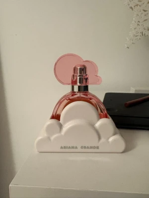 Ariana Grande parfym 30 ml - Snygg parfym från Ariana Grande med unik design. Flaskan innehåller 30 ml Eau de Parfum och är tillverkad i USA. Perfekt storlek att ta med i väskan.