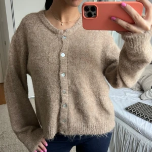 Stickad kofta  - Ny med prislappen kvar. SUPER mjuk och gosig 