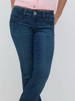 low waist bootcut jeans - Strl 164 men skulle söga passar xs-s, snygga low waist jeans i bootcut. De är mörkblå och endast användna 2 ggr. Tveka inte om du har fråga om jeansen så är det bara att skriva. +tar emot ofta prisförslag🐞säljer då de ej passar