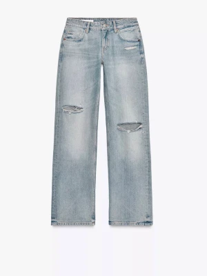 Blågrå lowrise jeans från Zara :) - Jag säljer ett par oanvända lowrise jeans från Zara med en blågrå färg och två slitningar vid knäna! :) 