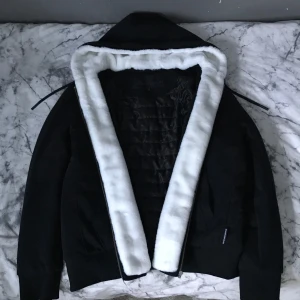 Moose Knuckles Classic Bunny 3 | Stl: XXL - 🔸Kom med egna prisförslag men helst rimlga 🔸Tjock kofta från Moose Knuckles med en elegant look. Vit päls som sträcker sig runt dragkedjan in i luvan. Pälsen går att ta av vid behov som t.ex tvätt. 🔝Är som ny, utan några skavanker🔝| pris: 3199  storlek: XXL