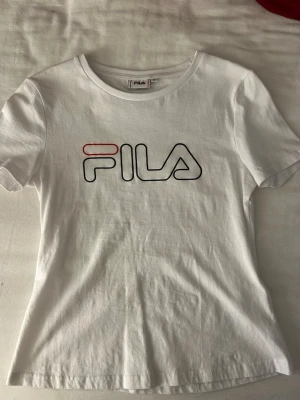 Vit t-shirt från FILA - Säljer en vit t-shirt från FILA. Använd fåtal gånger.
