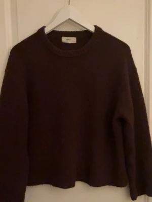 Vinröd stickad tröja  - super fin vinröd stickad tröja från ginatricot, lite nopprig