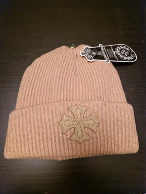 Chrome hearts mössa - Oanvänd beige fär mössa i märket chrome hearts