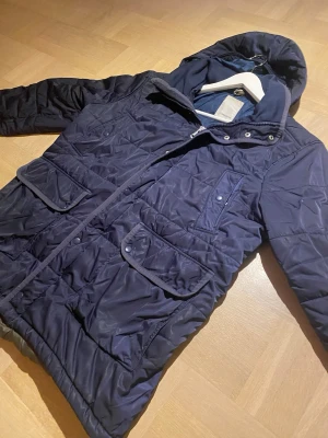 J.Lindberg jacka - Jag säljer en riktigt fet J.Lindberg jacka i fint skick🤩 || Skick: 8,7/10 ||Storlek: L || Tveka inte på att ställa frågor😉