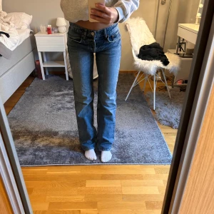 Blå lågmidjade staright jeans - Säljer dessa lågmidjade straight jeansen i strl 36. De är inte lika låga som truereligion jeans, utan sitter som ginas low waist jeans. Nypris 399kr och de är använda fåtal gånger🌟❣️