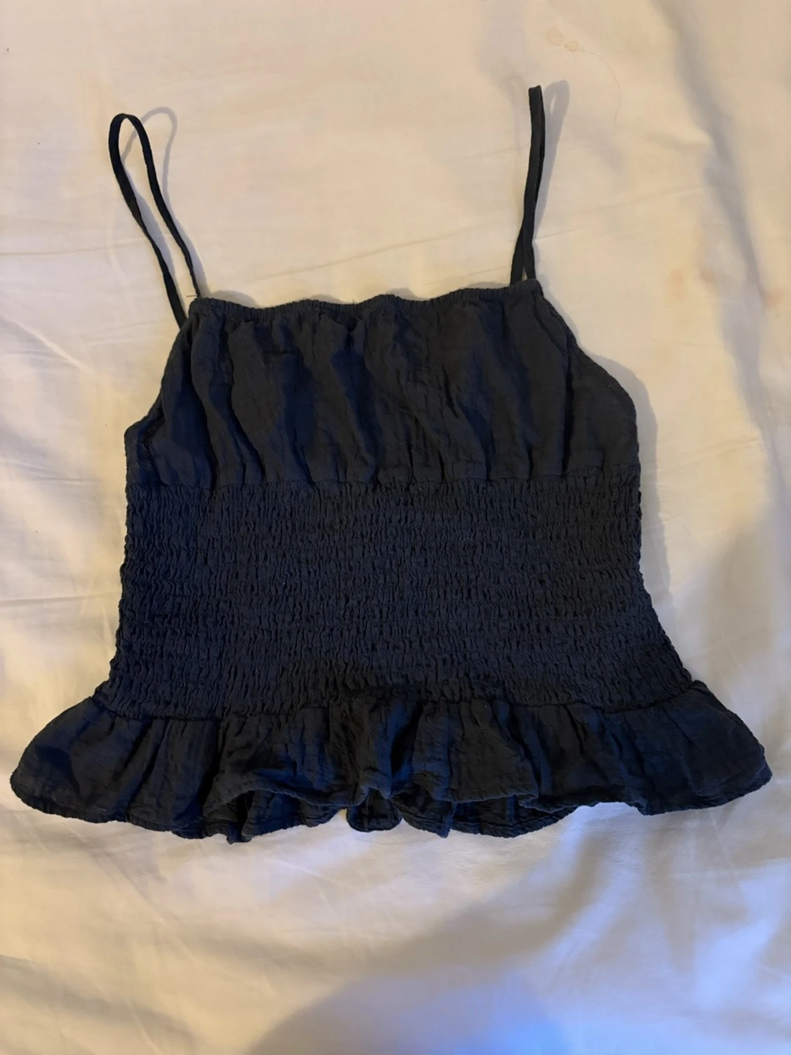 Mörkgrå smockad linnetopp med volang - 1