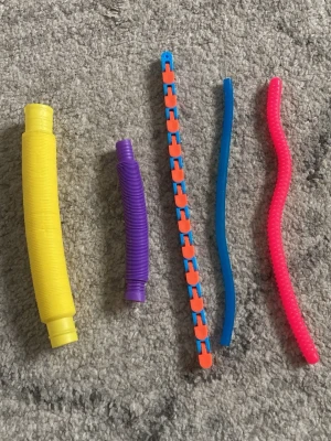  Fidget toys  - Bilderna visar olika fidget-leksaker i färgglada material. 