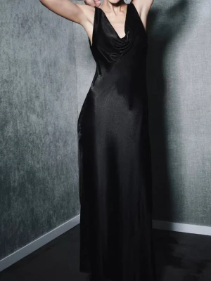 Elegant silkesklänning - Helt oanvänd klänning från Zara med fin öppning i ryggen, perfekt till bal eller fest. Går ner till fötterna på mig som är 1,65. Den är i storlek Xs, nypris 400 kr 🫶🏼