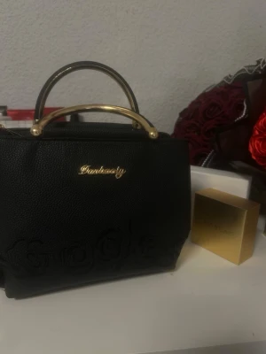 Väska - En helt oanvänd väska som är jätte fin o classic, passar till allt! 