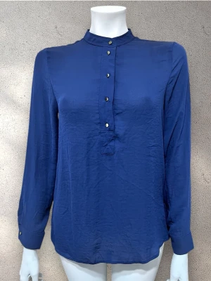 H&M blus  - Snygg blå blus från H&M i tunt, lätt och luftigt tyg – perfekt för både vardag och fest. #h&m #blus